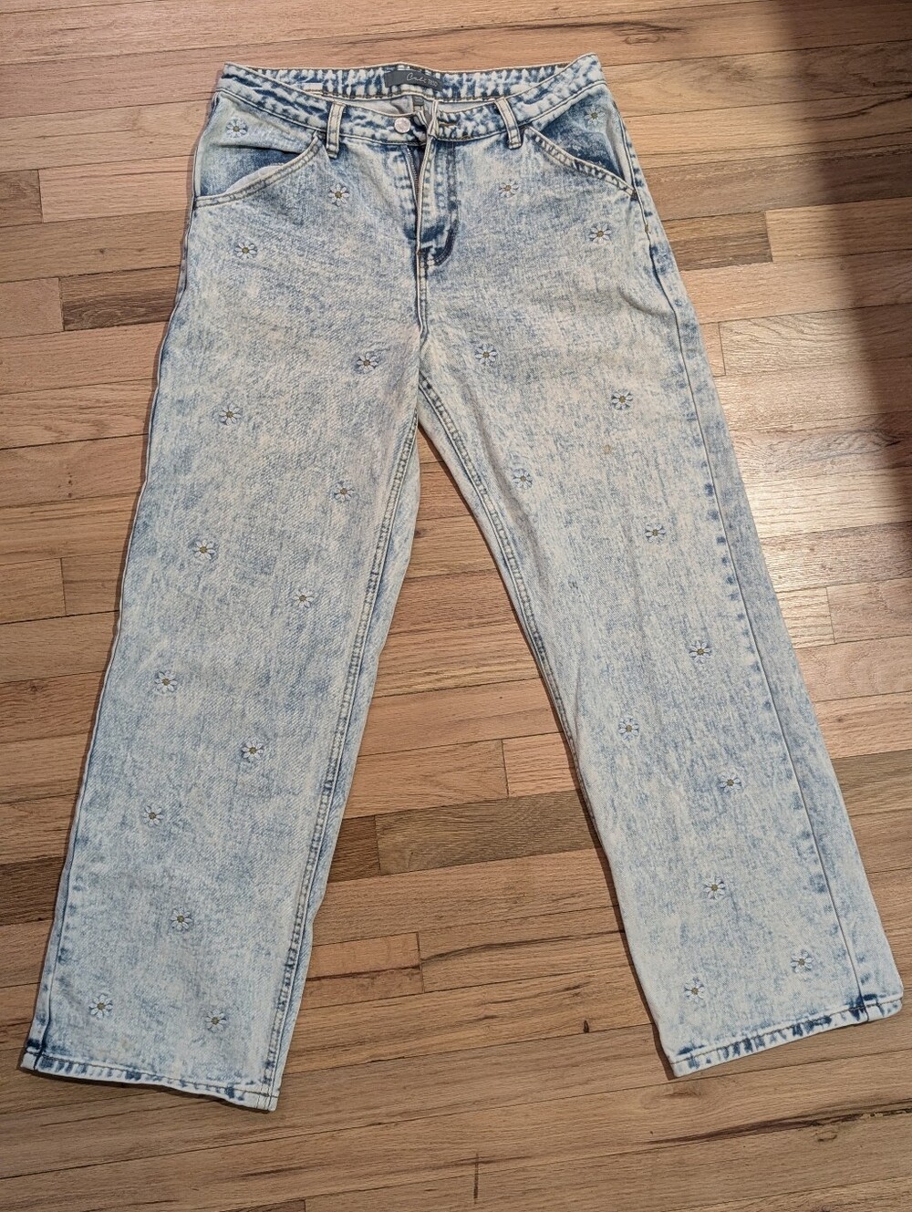 Light Acid-Wash Floral Embroidered Jeans